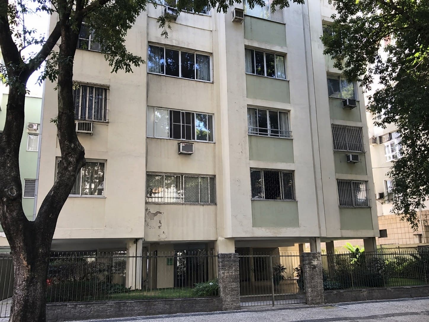 Fachada deteriorada antes da restauração — obra da Cairuru Construtora no bairro da Tijuca, Rio de Janeiro