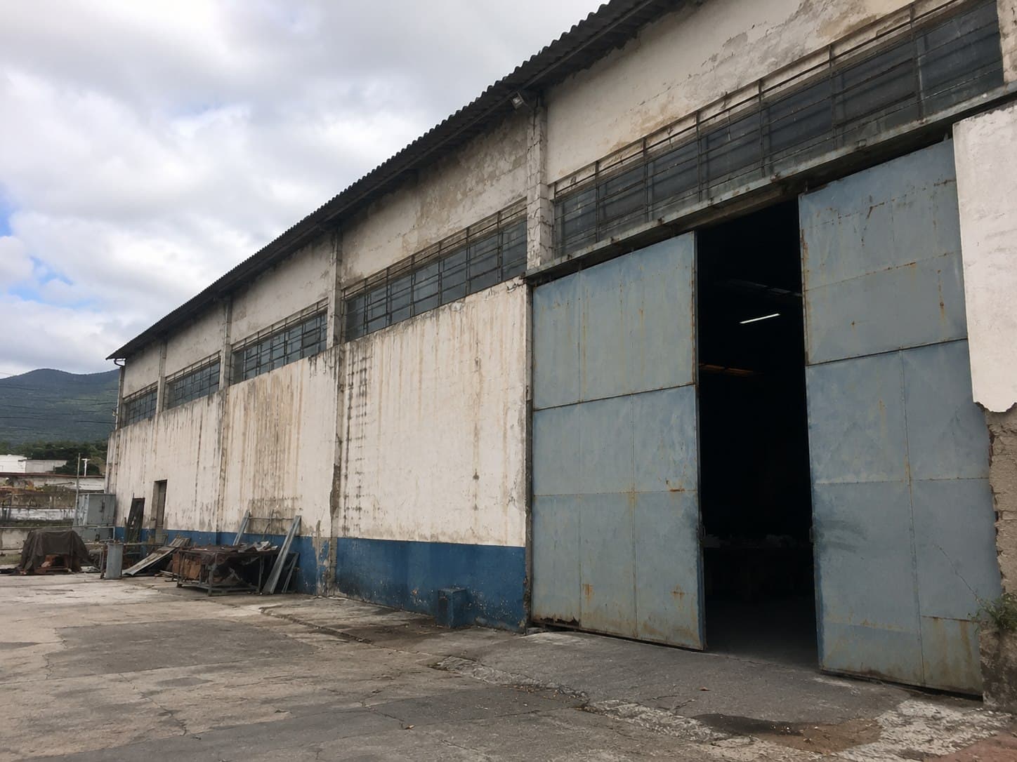 Galpão comercial deteriorado antes da reforma — obra da Cairuru Construtora em Jacarepaguá, Rio de Janeiro