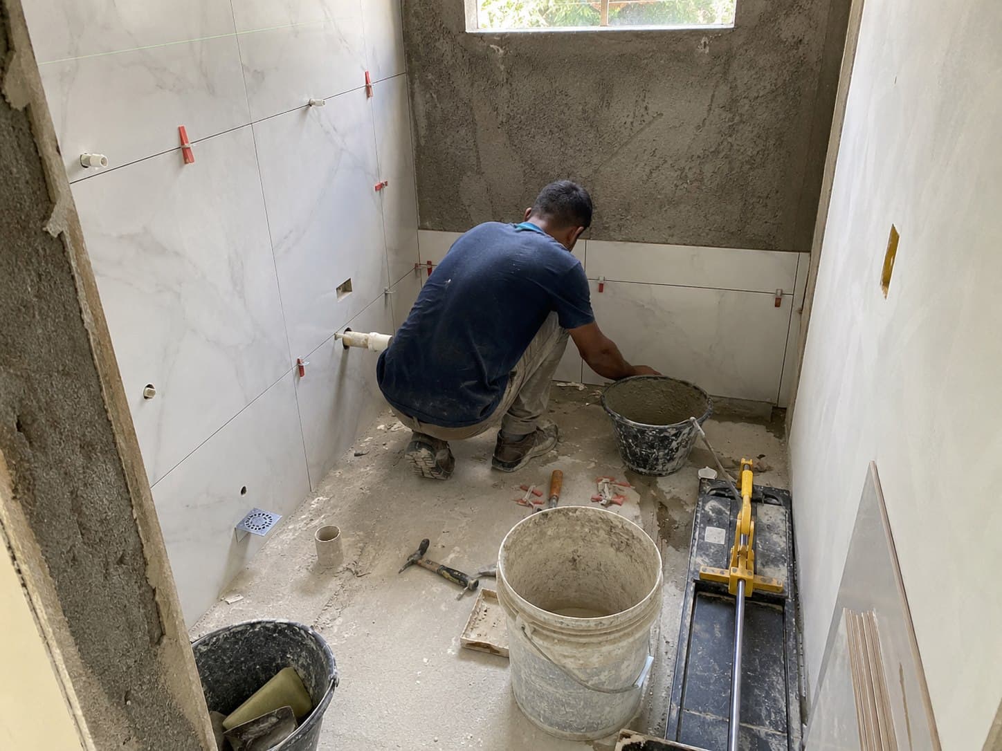 Piso antigo antes da substituição por porcelanato — obra da Cairuru Construtora na Barra da Tijuca, Rio de Janeiro