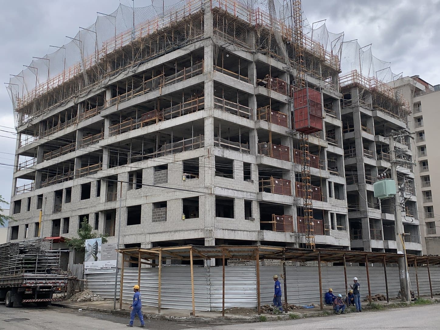 Construção de edifício residencial de 8 andares do alicerce ao acabamento pela Cairuru Construtora no Rio de Janeiro