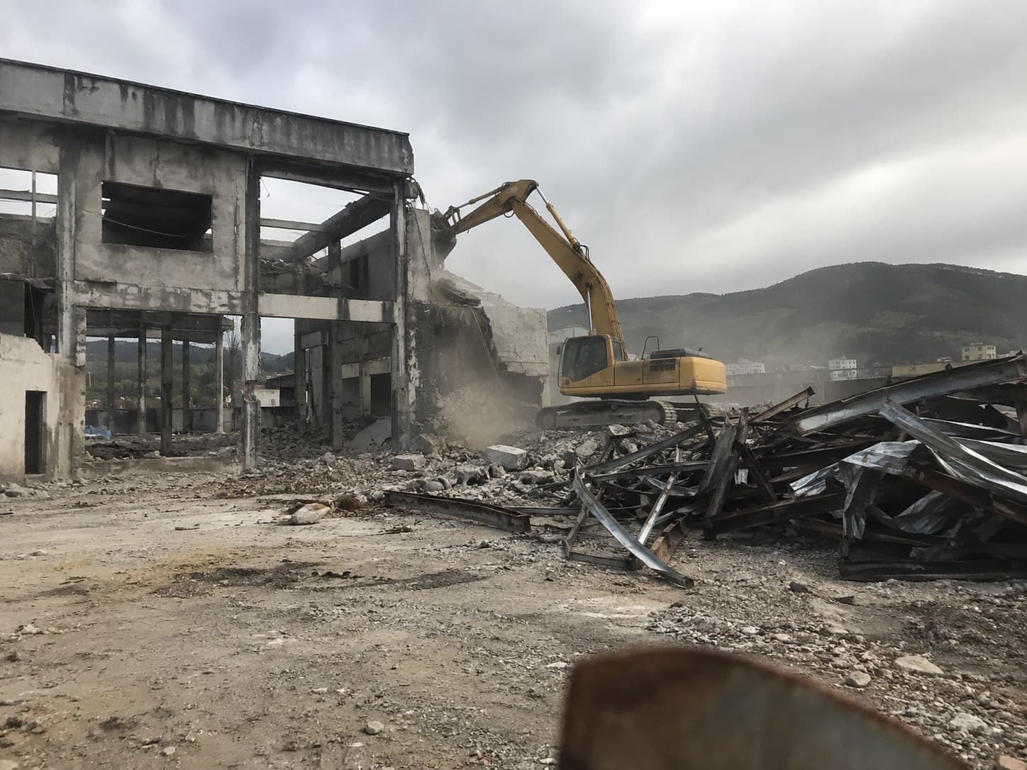 Demolição mecânica controlada de galpão industrial com gerenciamento de resíduos pela Cairuru Construtora no Rio de Janeiro