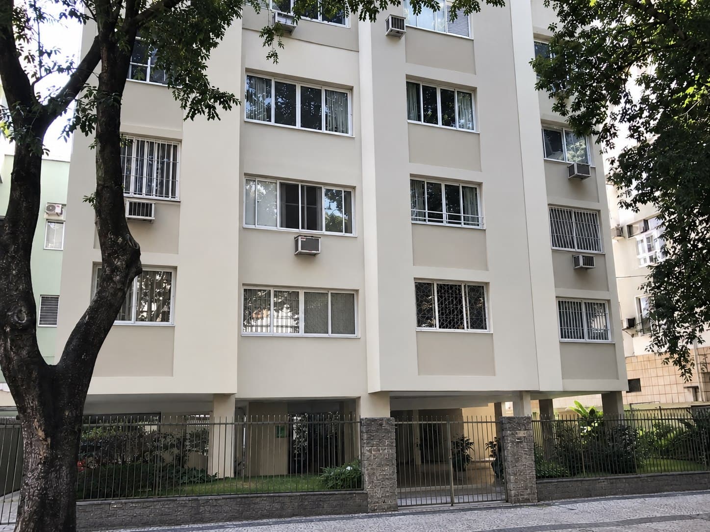 Fachada restaurada e pintada depois da reforma — obra da Cairuru Construtora no bairro da Tijuca, Rio de Janeiro