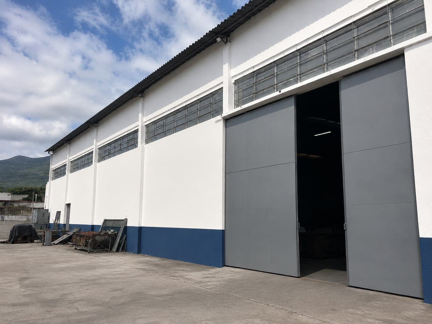 Galpão comercial reformado e pintado depois da obra — obra da Cairuru Construtora em Jacarepaguá, Rio de Janeiro
