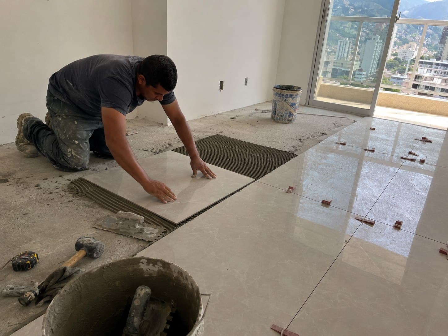 Piso de porcelanato assentado após reforma — obra da Cairuru Construtora na Barra da Tijuca, Rio de Janeiro