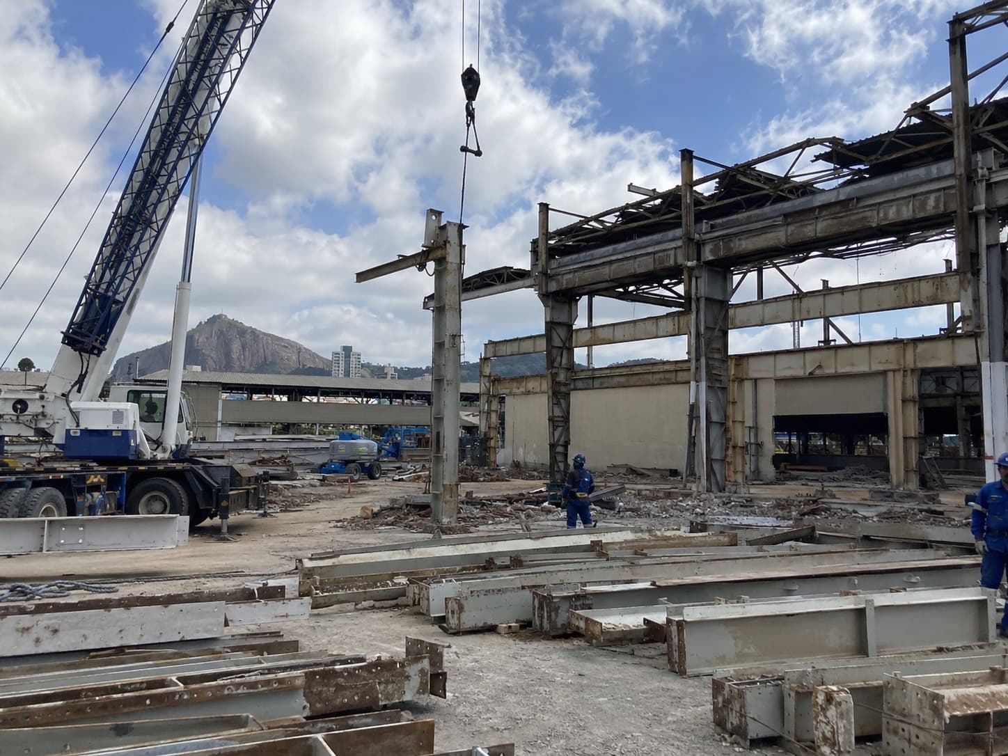 Desmontagem controlada de estrutura metálica de ponte em desuso pela Cairuru Construtora no Rio de Janeiro