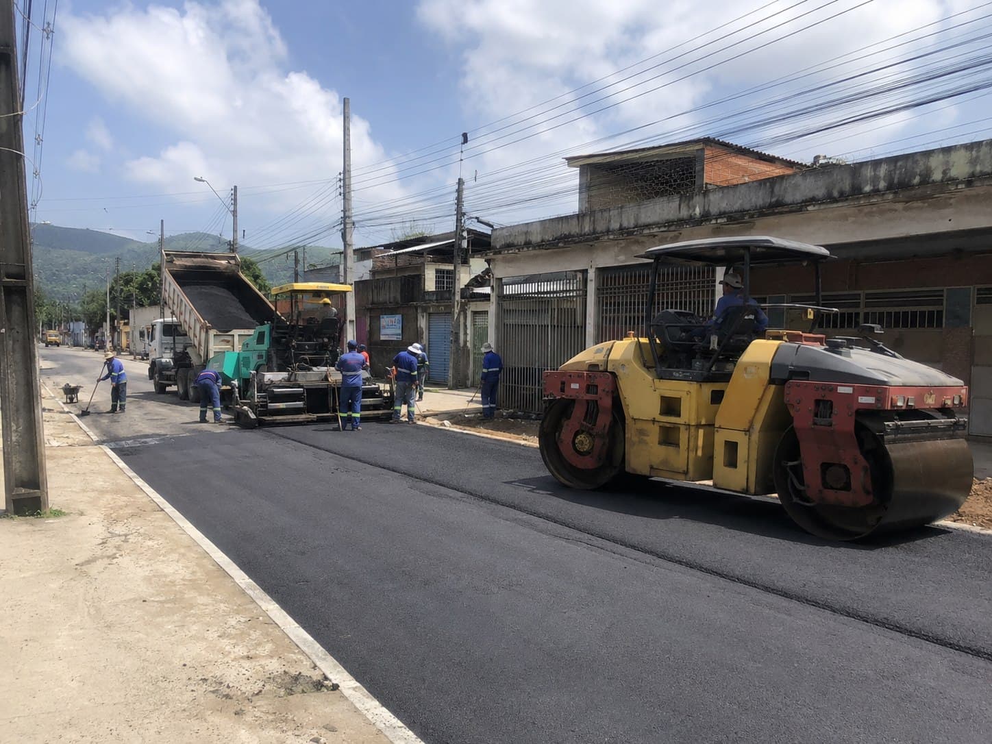 Rolo compactador e betoneiras da Cairuru Construtora em obra de pavimentação urbana no Rio de Janeiro