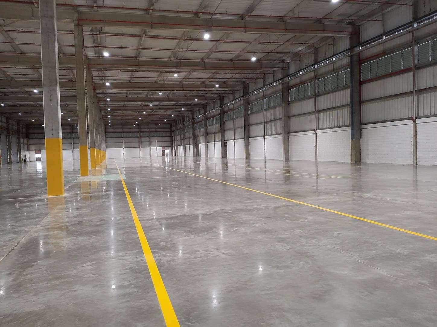 Aplicação de piso industrial em ambiente comercial no Rio de Janeiro pela Cairuru