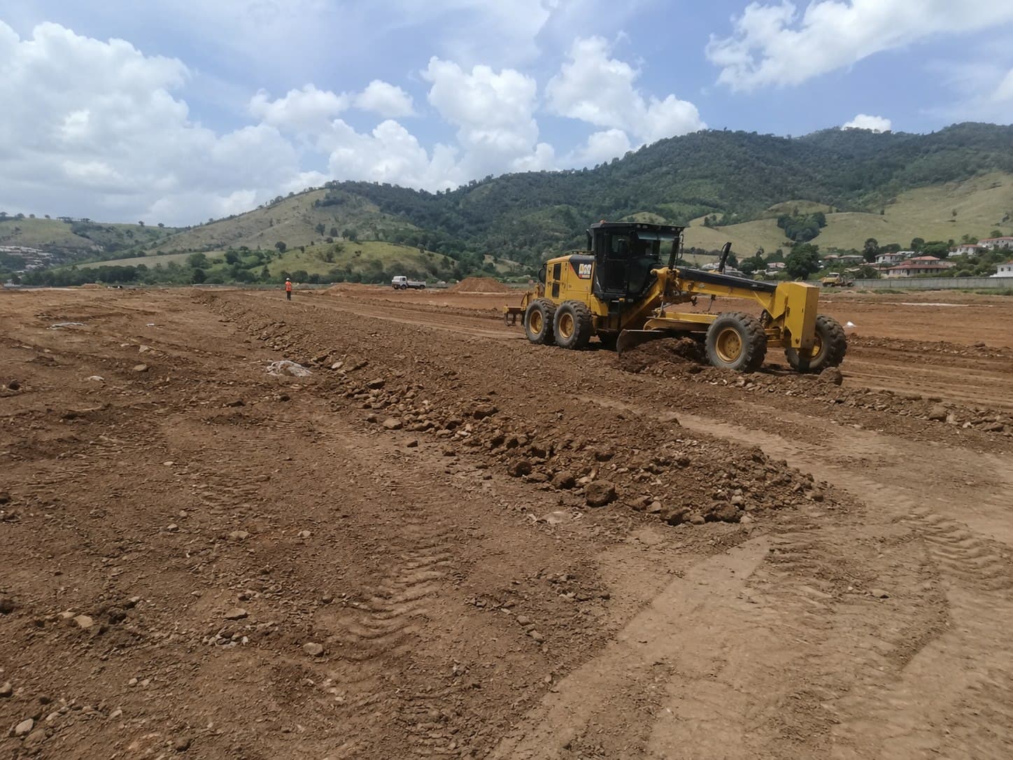 Terraplanagem e nivelamento de terreno em obra no Rio de Janeiro pela Cairuru Construtora