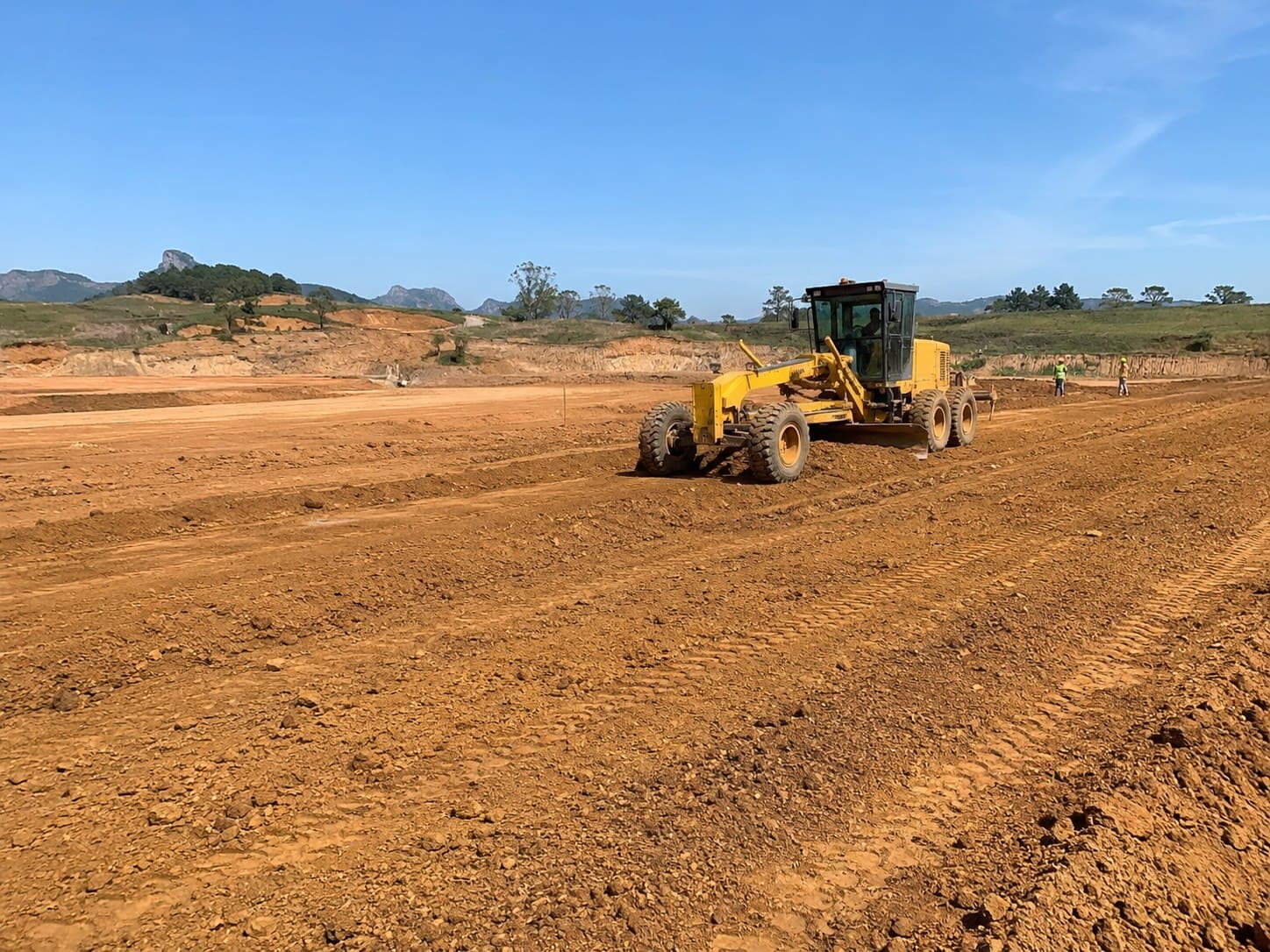 Terraplanagem e nivelamento de terreno para loteamento residencial realizado pela Cairuru Construtora no Rio de Janeiro